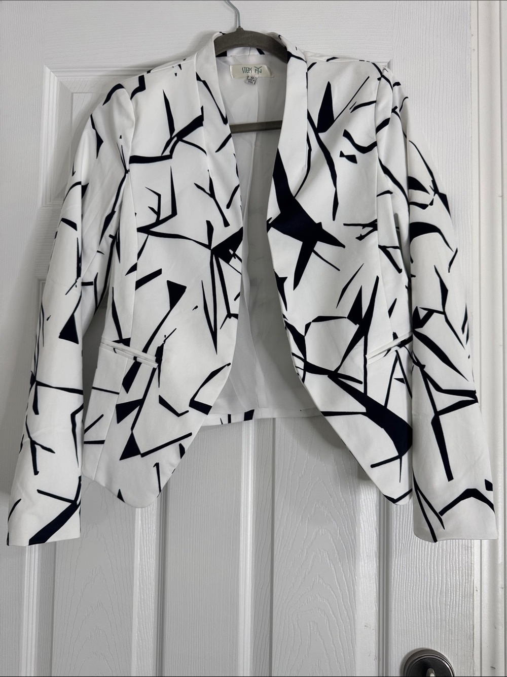 Black & White Abstract Open-Front Blazer by Soprano
